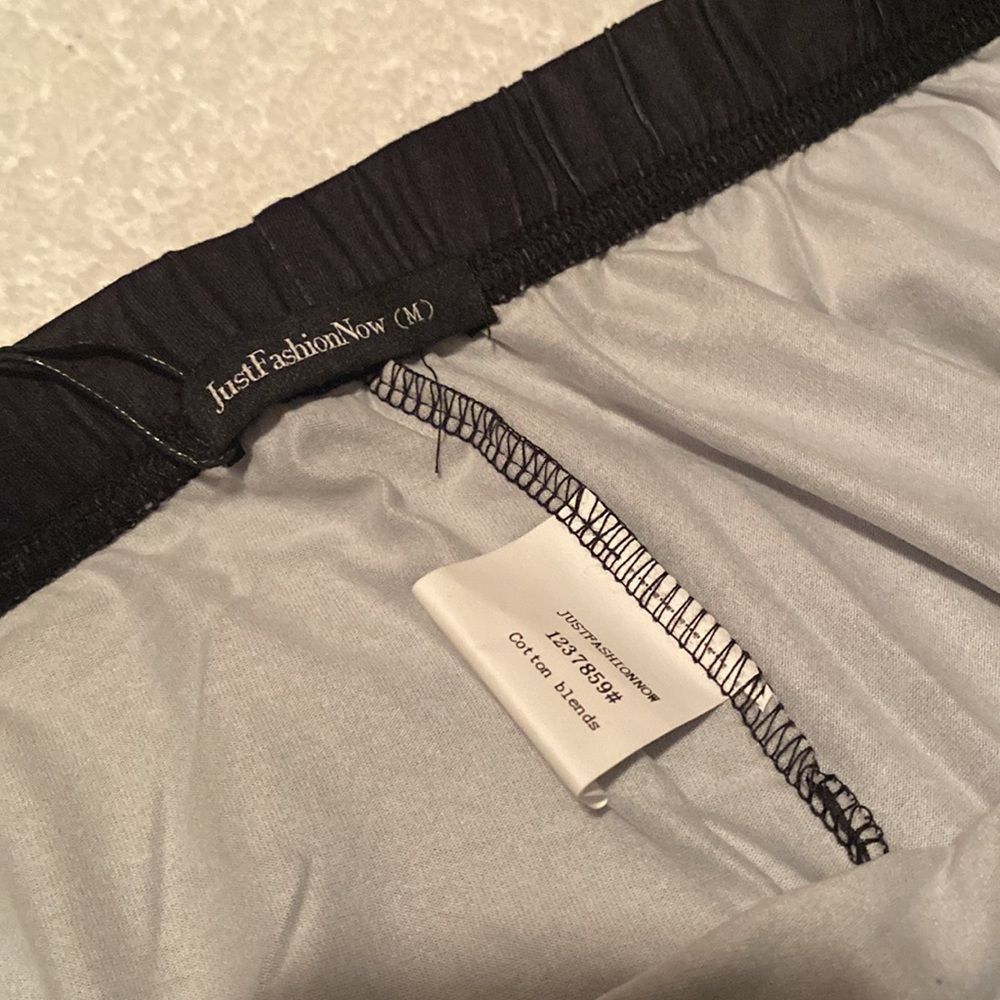 NWT! Leggings with Circle pattern - Picture 10 of 10